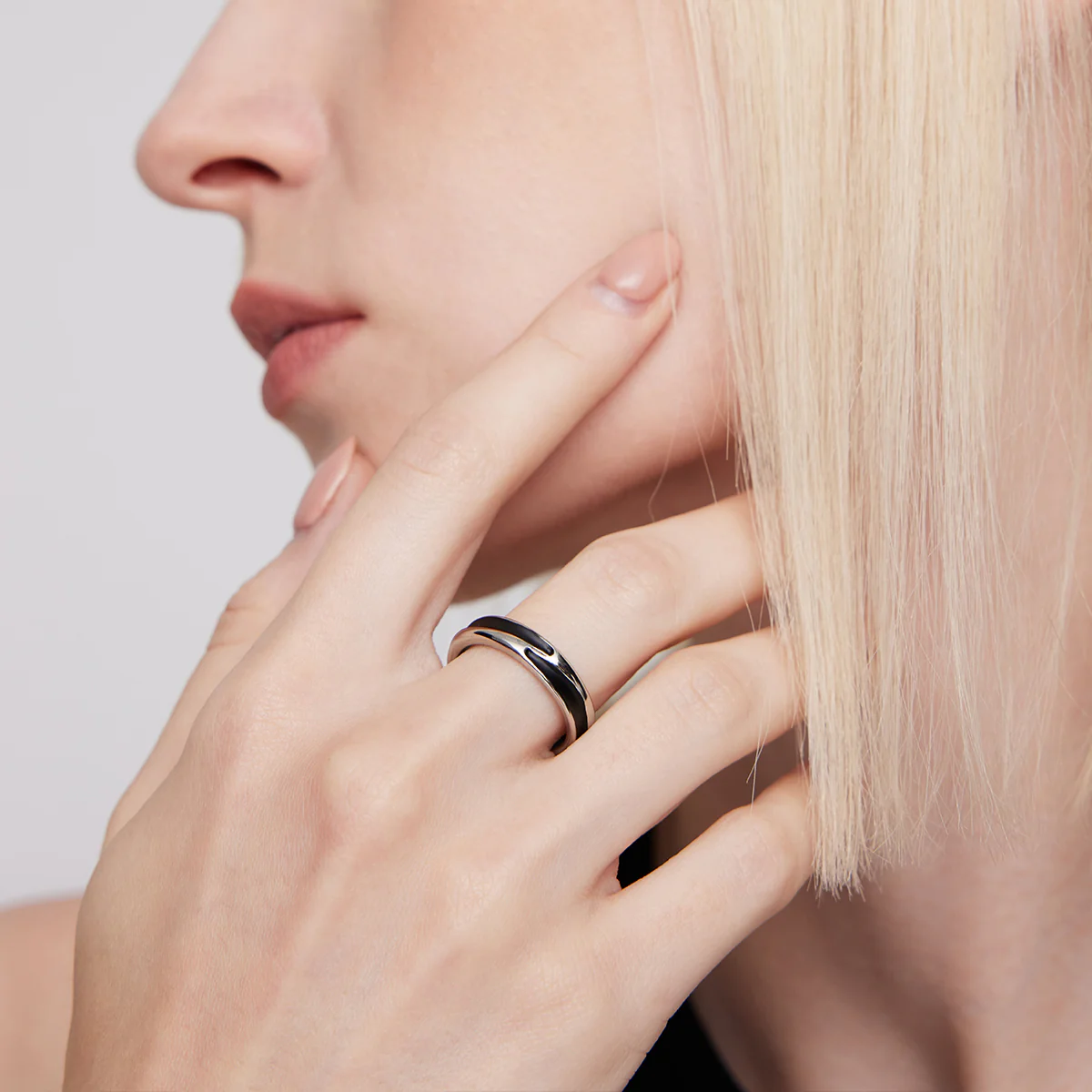 BLACK GLOVES MULTIFACETED VINYL DECORATIVE RING - Image 2
