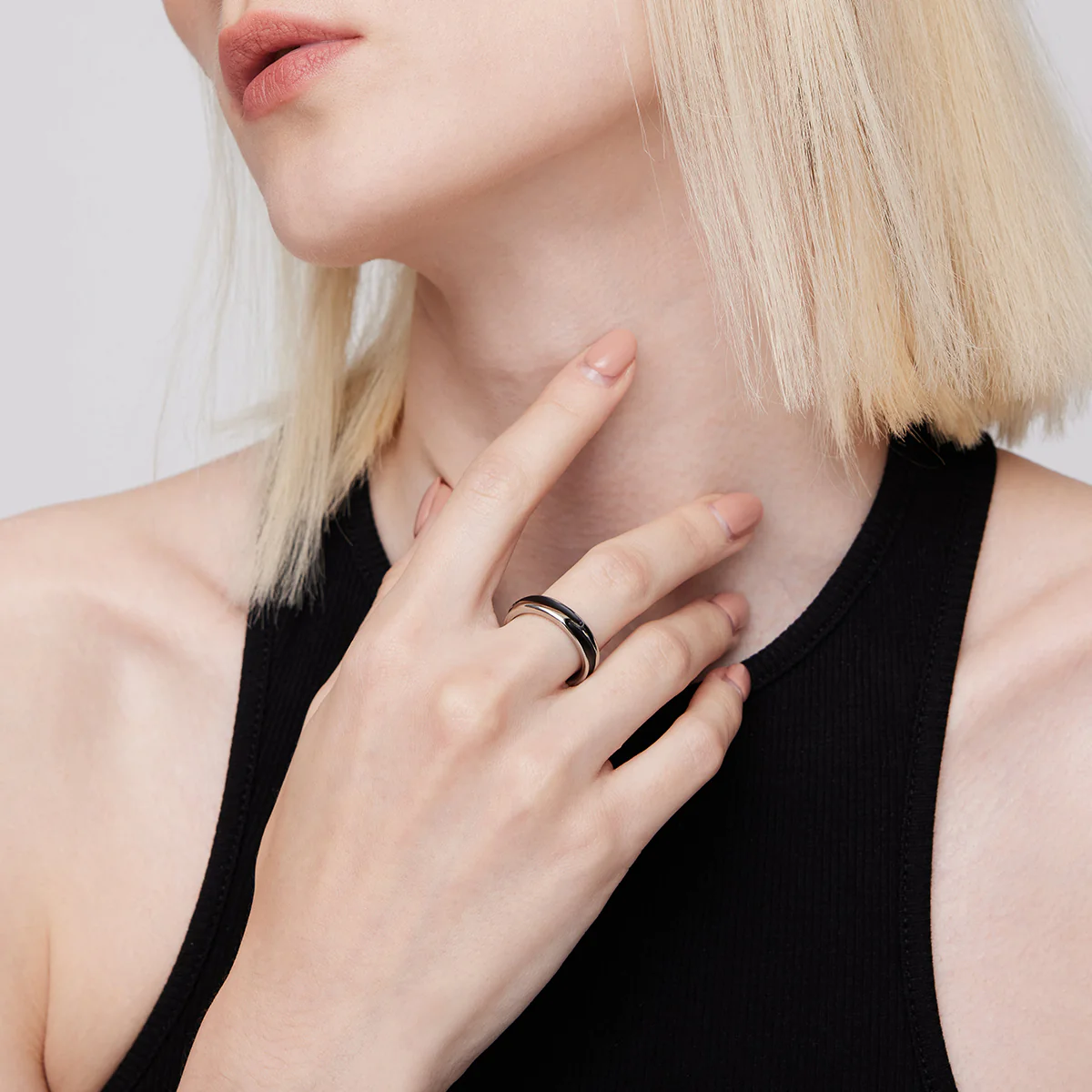 BLACK GLOVES MULTIFACETED VINYL DECORATIVE RING - Image 3