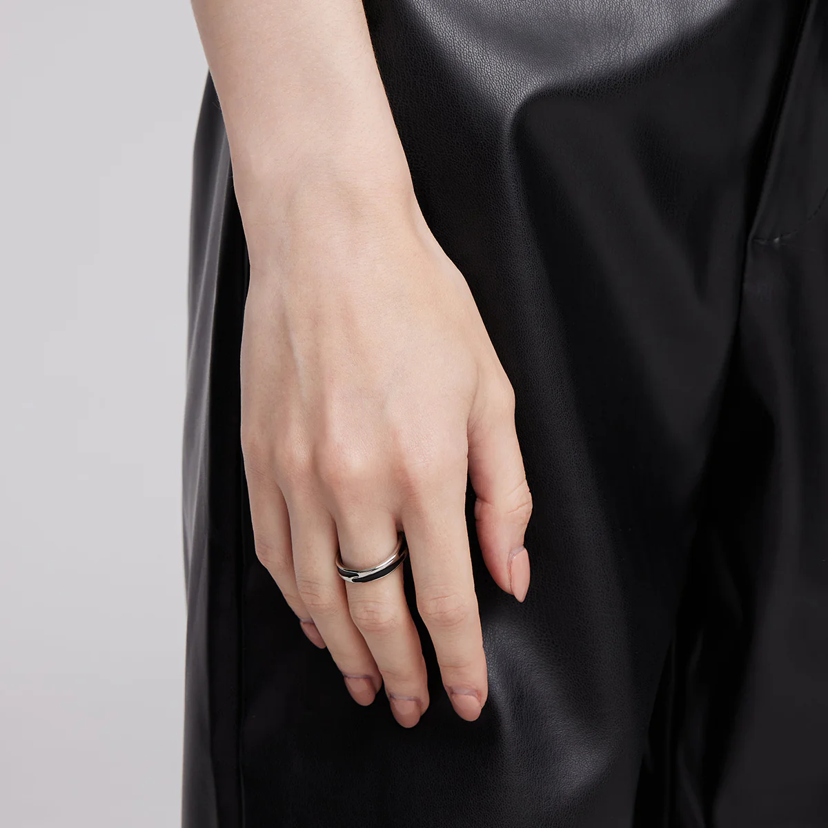 BLACK GLOVES MULTIFACETED VINYL DECORATIVE RING - Image 4