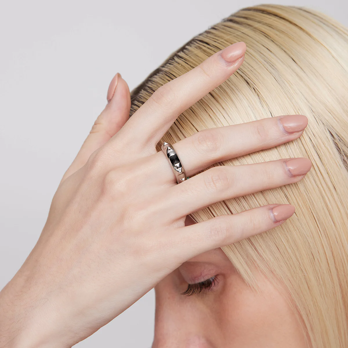 BLACK GLOVES RIVET UPSIDE DOWN ZIRCON DECORATIVE RING - Image 4