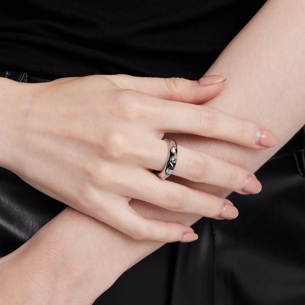 BLACK GLOVES RIVET UPSIDE DOWN ZIRCON DECORATIVE RING - Image 5