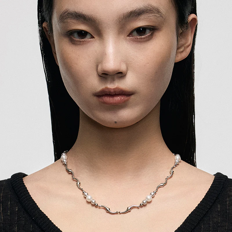 Gradient Pearl Panel Necklace - Image 3