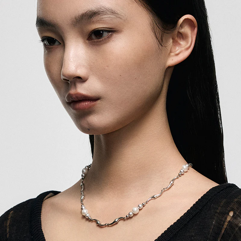 Gradient Pearl Panel Necklace - Image 4