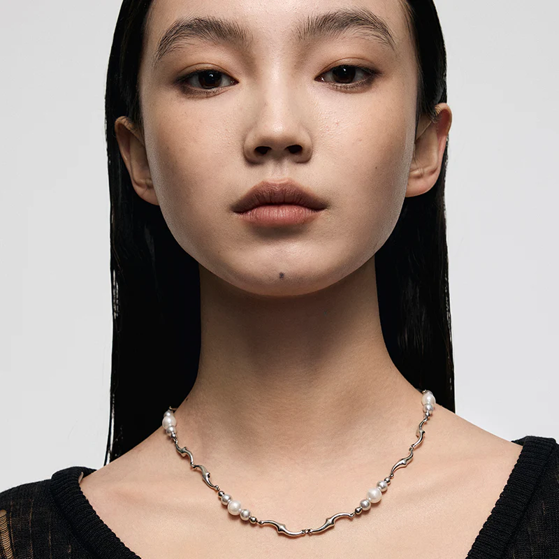 Gradient Pearl Panel Necklace - Image 5