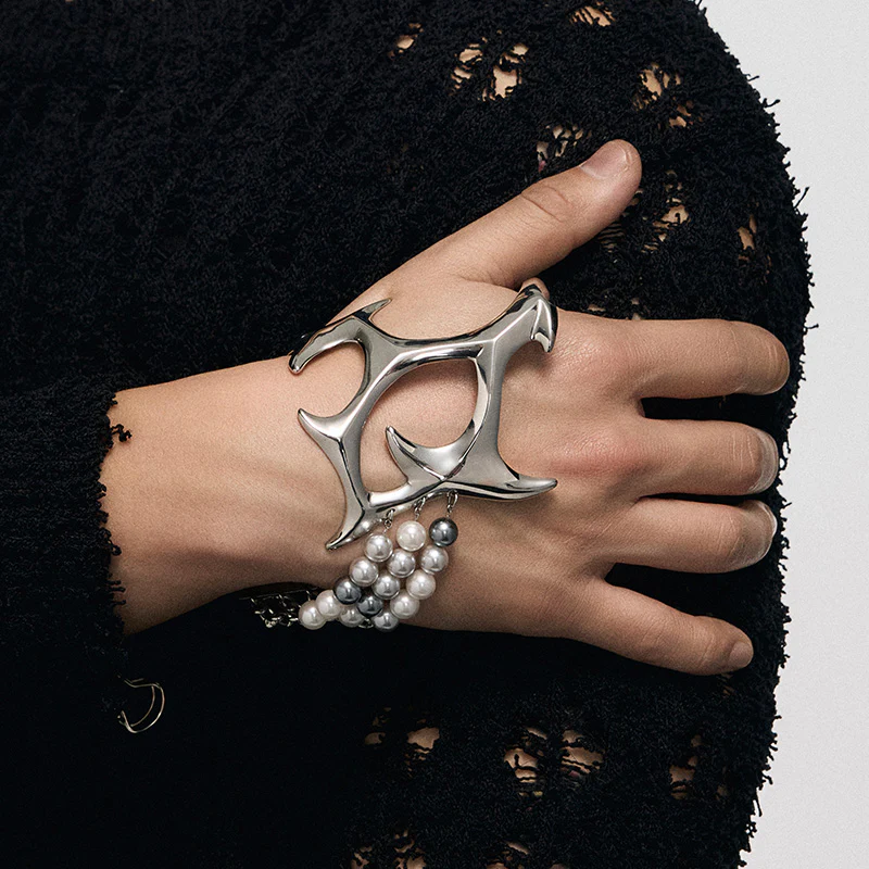 Punk Eye Metal Palm Bracelet - Image 4