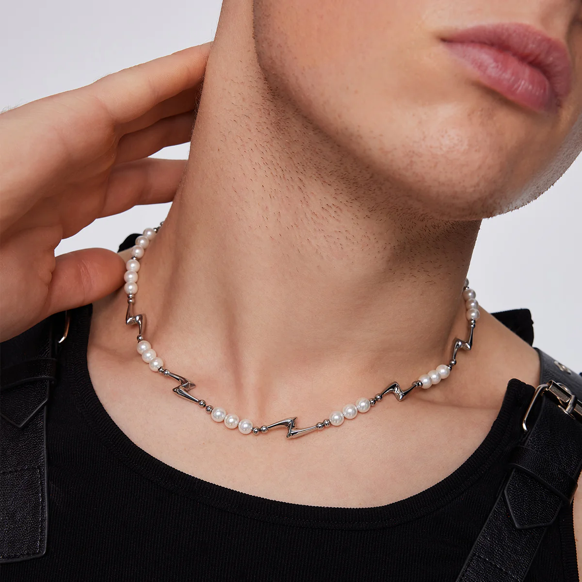 Y2B SERIES Lightning Pearl Panel Necklace - Image 4