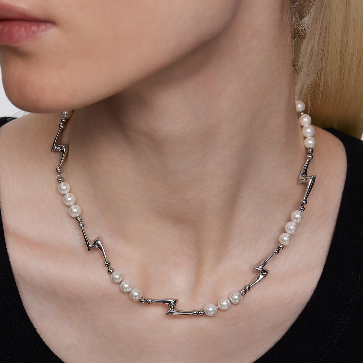 Y2B SERIES Lightning Pearl Panel Necklace - Image 6